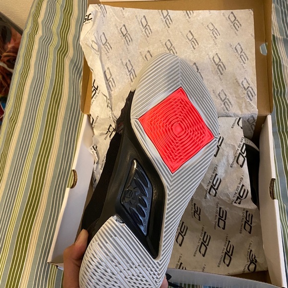 Basketball shoes - Picture 4 of 5